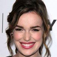 Elizabeth Henstridge Age